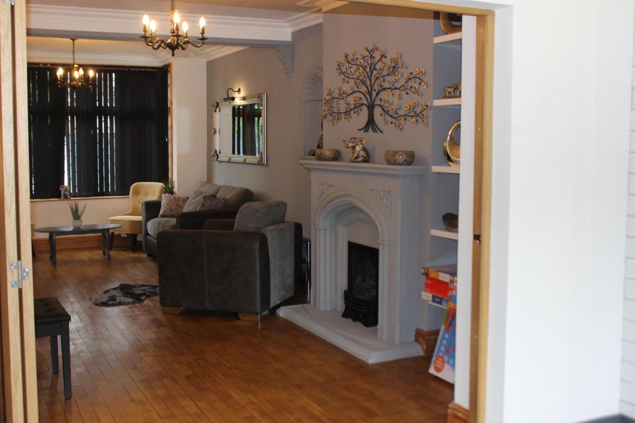 Modern Spacious House - Sleeps 16, Free Parking, Sun Terrace Nuneaton Buitenkant foto