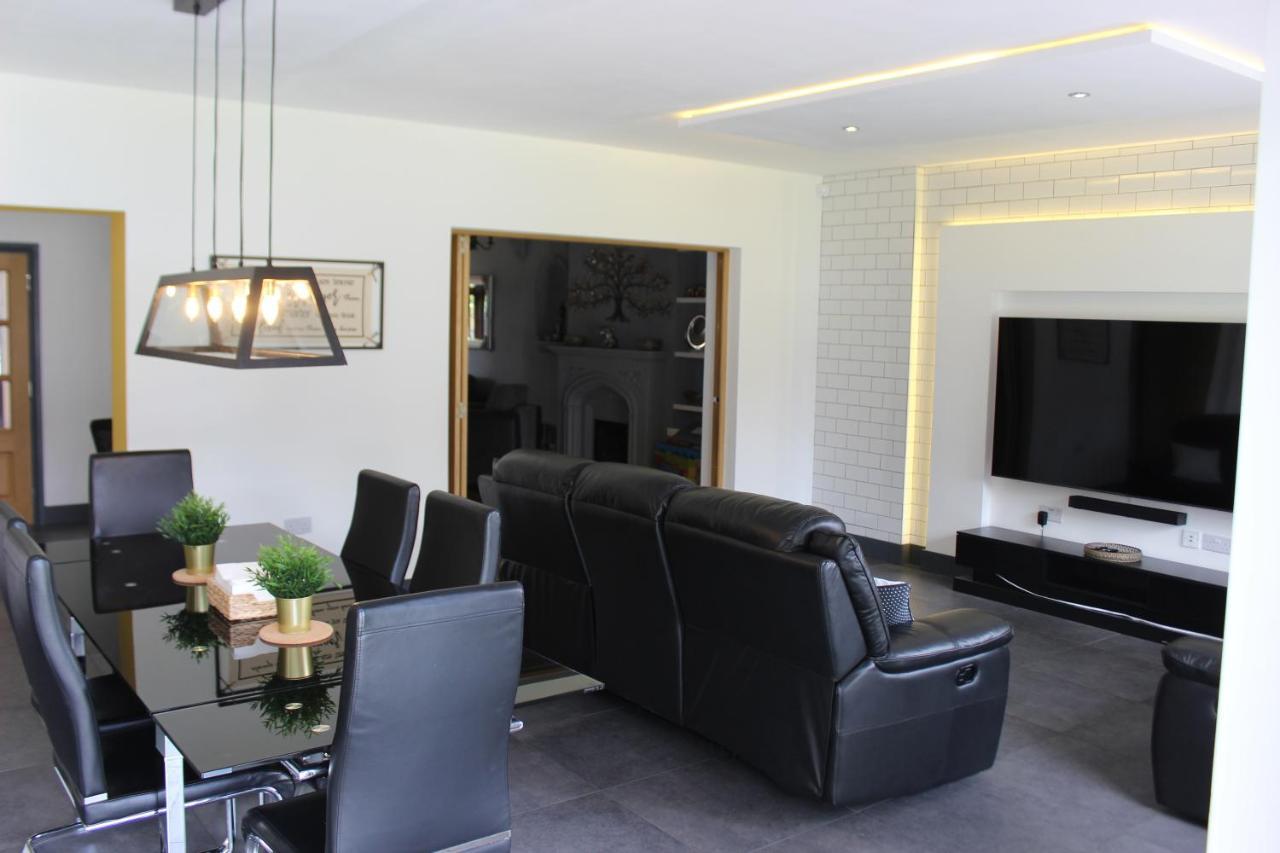 Modern Spacious House - Sleeps 16, Free Parking, Sun Terrace Nuneaton Buitenkant foto