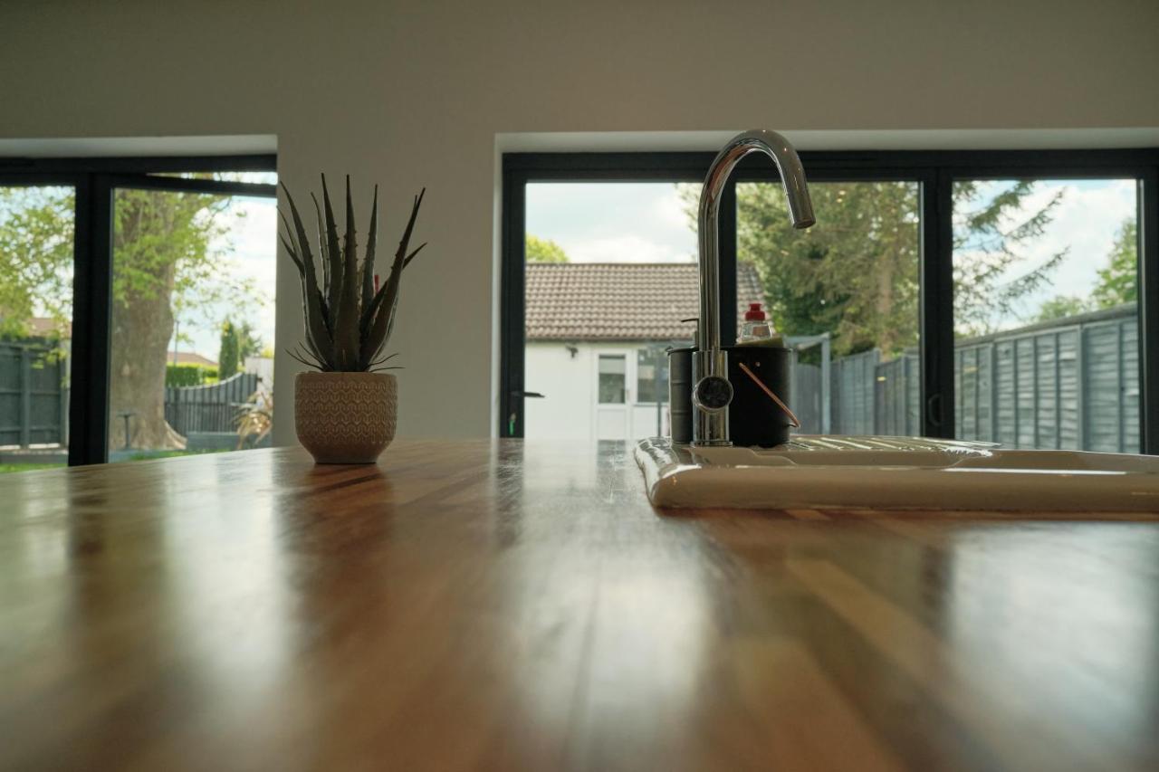 Modern Spacious House - Sleeps 16, Free Parking, Sun Terrace Nuneaton Buitenkant foto