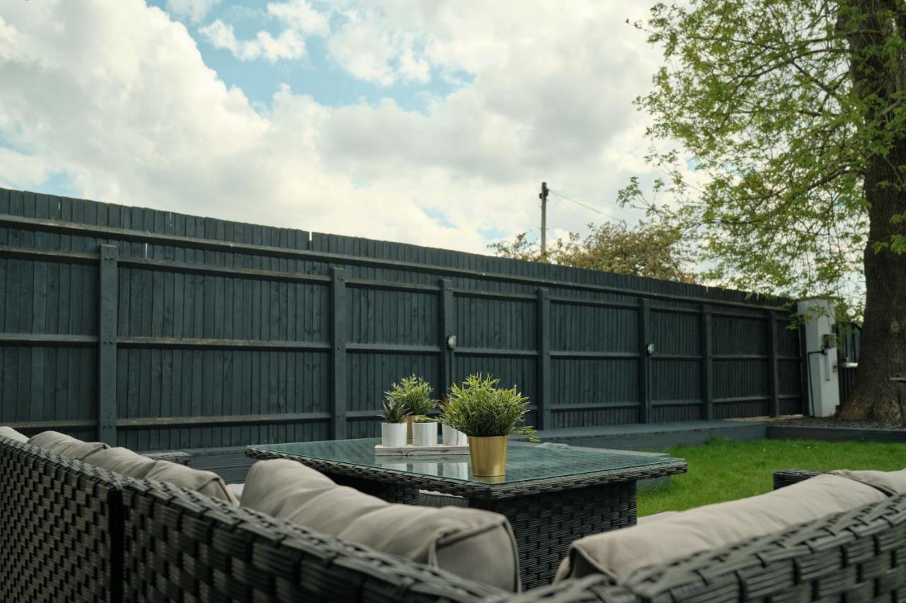 Modern Spacious House - Sleeps 16, Free Parking, Sun Terrace Nuneaton Buitenkant foto