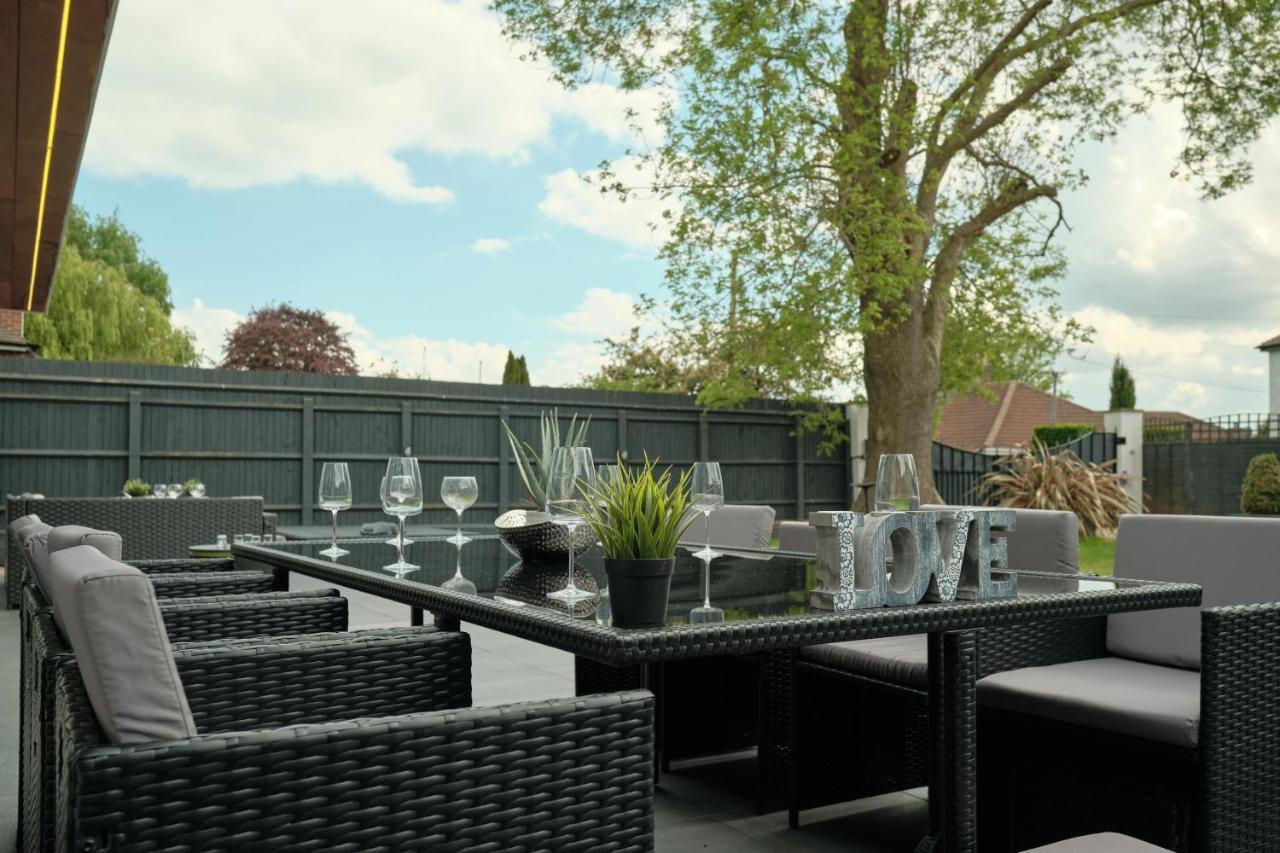 Modern Spacious House - Sleeps 16, Free Parking, Sun Terrace Nuneaton Buitenkant foto