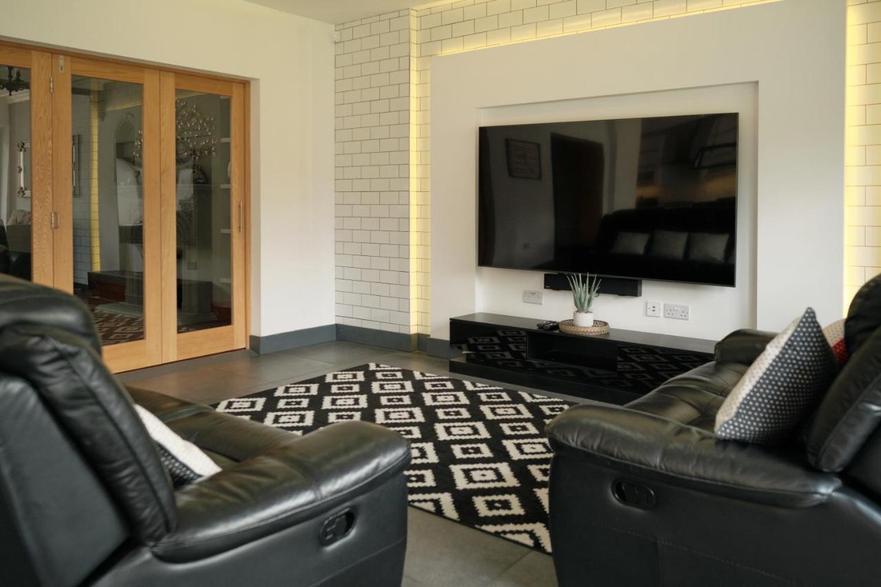 Modern Spacious House - Sleeps 16, Free Parking, Sun Terrace Nuneaton Buitenkant foto