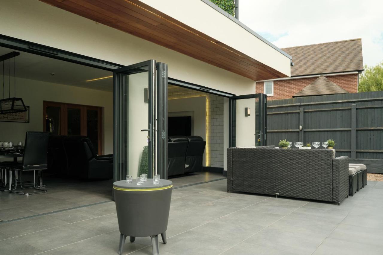 Modern Spacious House - Sleeps 16, Free Parking, Sun Terrace Nuneaton Buitenkant foto